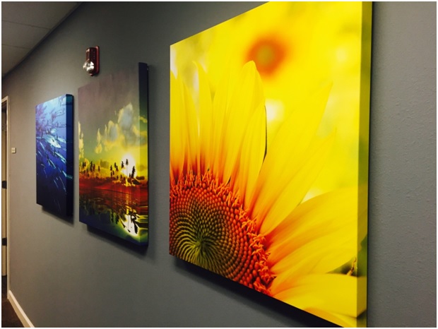 Canvas con diseño gráfico personalizado en oficina